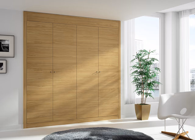 Armario de puertas abatibles lisas en madera