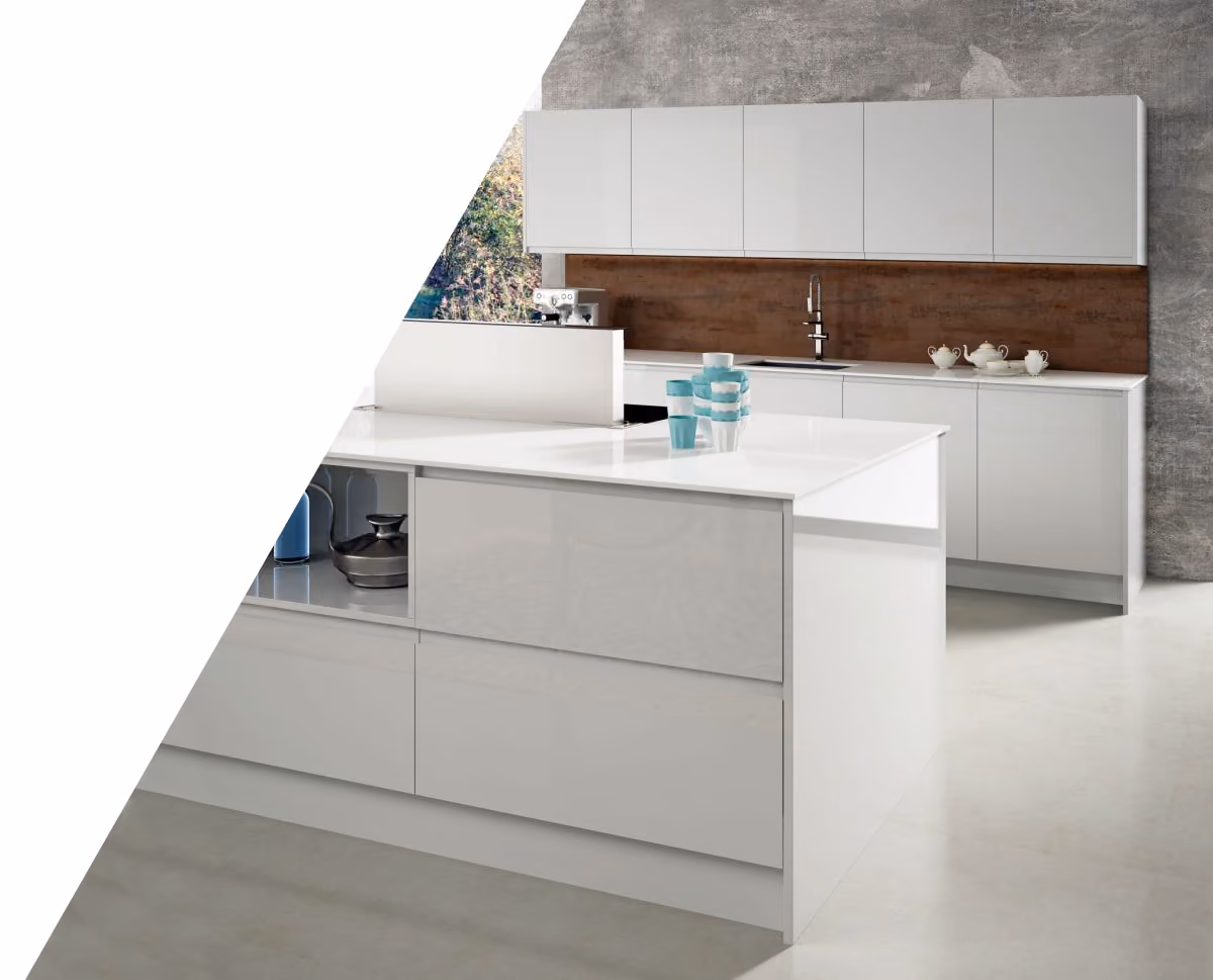 Cocina blanca brillo con frente de madera oscura